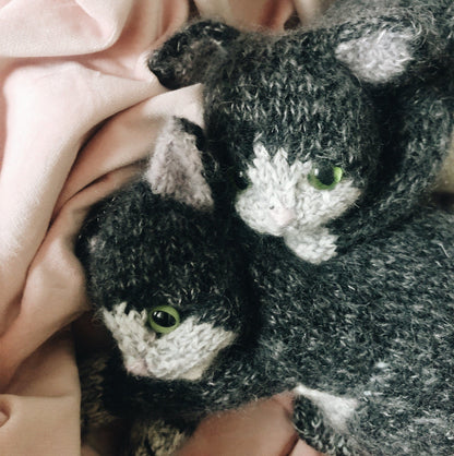 Pretty Sitting Kitten Knitting Pattern