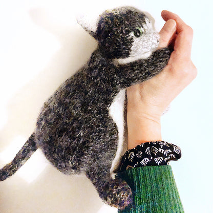 Pretty Sitting Kitten Knitting Pattern
