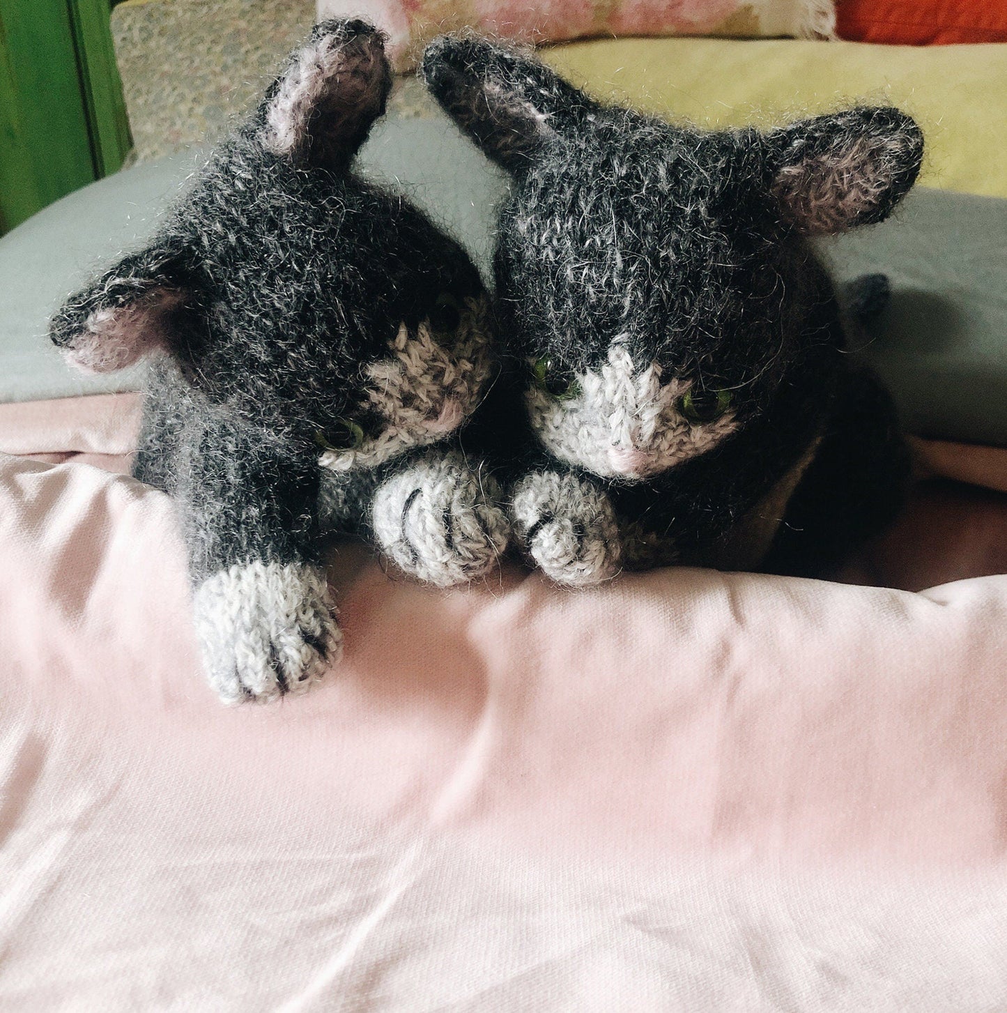 Pretty Sitting Kitten Knitting Pattern