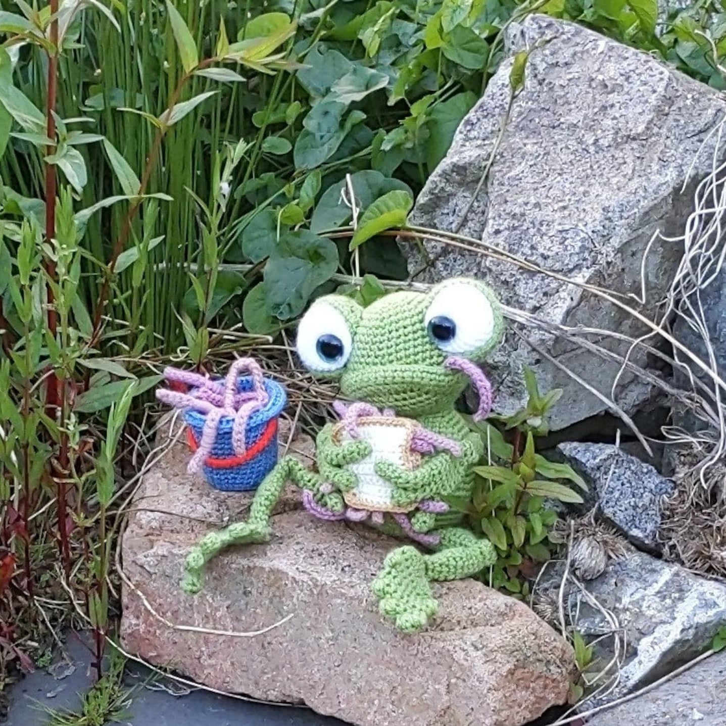 Sandwich Frog Crochet Pattern