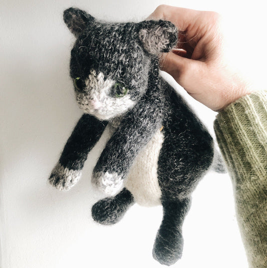 Pretty Sitting Kitten Knitting Pattern