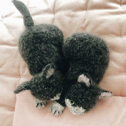 Pretty Sitting Kitten Knitting Pattern