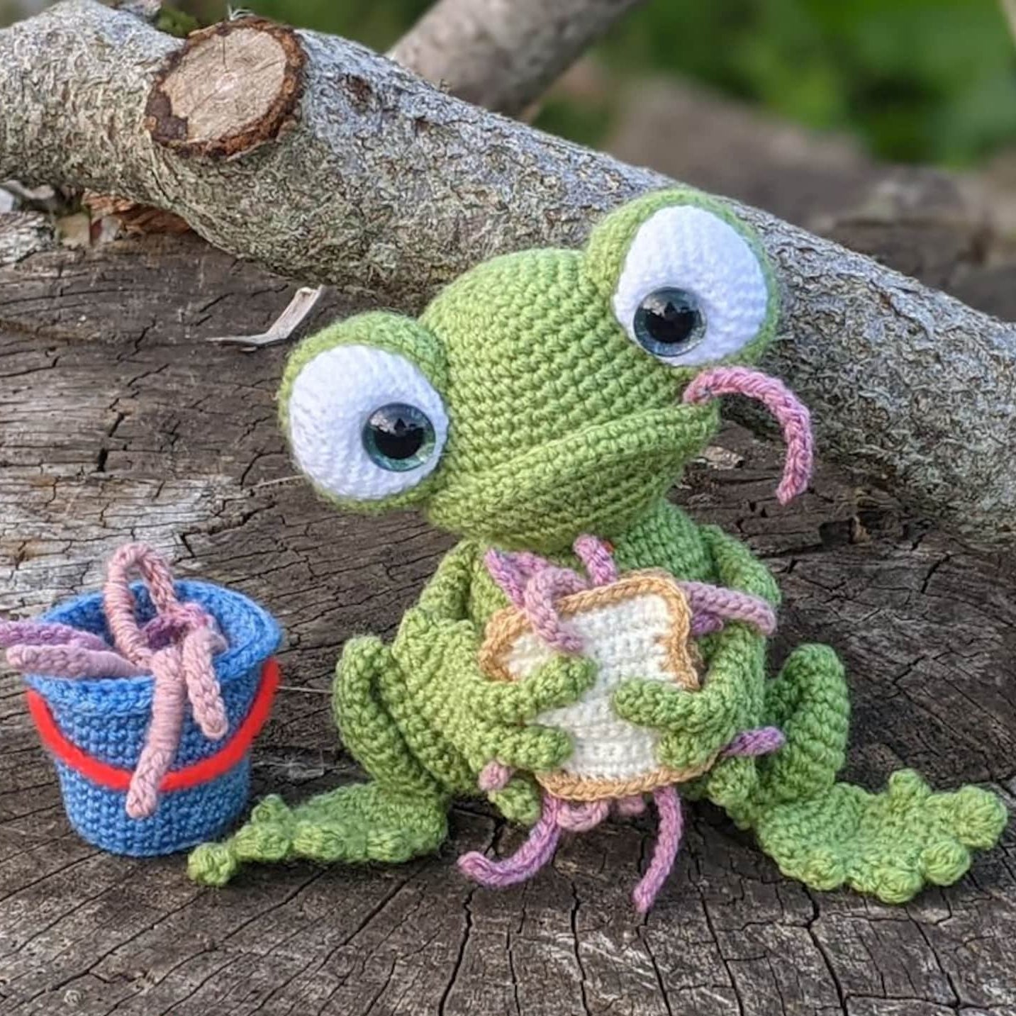 Sandwich Frog Crochet Pattern