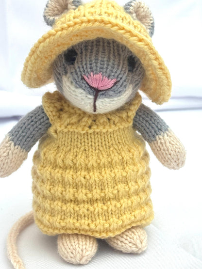 Meadow Mouse Knitting Pattern